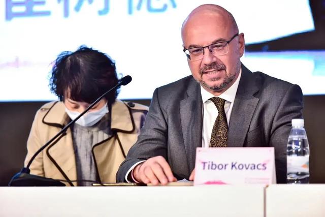 Tibor Kovacs 教授出席上海乳房重建论坛，手术示教探寻指尖上的艺术