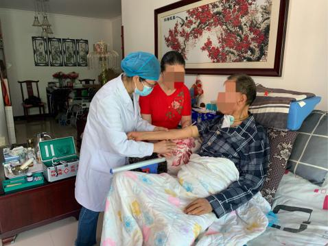 郑州人民医院为一八旬老人提供上门体检