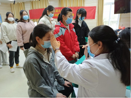 艾格眼科关爱留守儿童公益行——雷锋日走进蔡甸区消泗乡中心小学