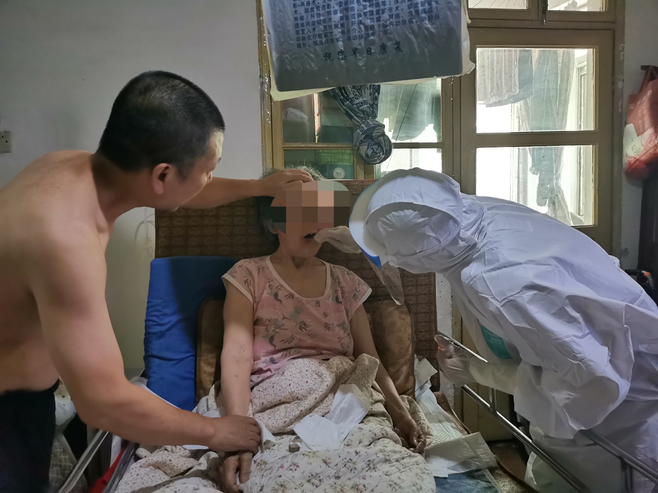 烈日下暴走 穿防护服爬楼  武汉市肺科医院入户核酸小分队人均爬楼超百层