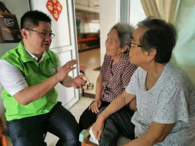 「学史力行，我为群众办实事」——深圳市龙岗区人民医院防疫一线的老党员