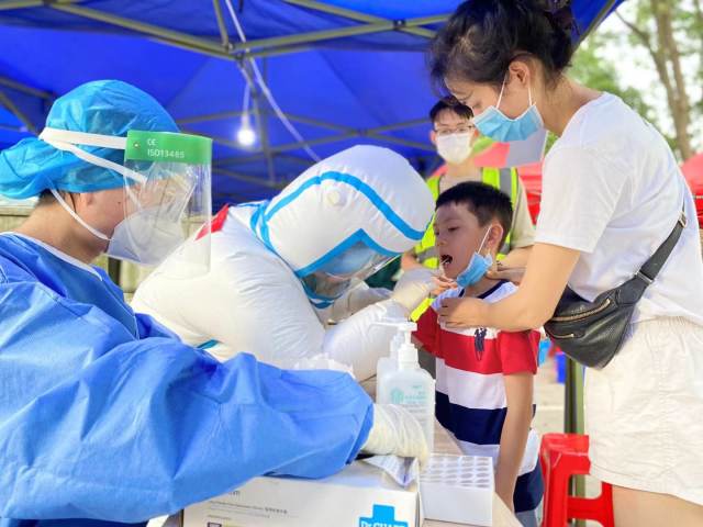 防暑神器，治愈良药，核酸采集医护变身「萌神」大白
