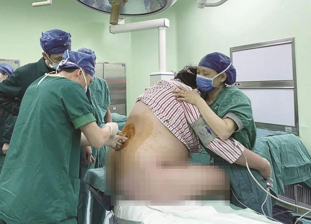 震惊，250 斤超重产妇成功分娩 8.2 斤女婴！！
