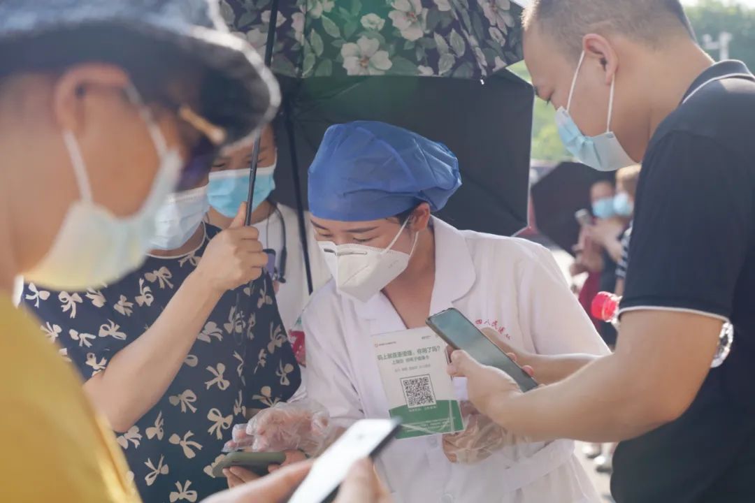 【抗疫动态】常德市第四人民医院 30 名医务人员支援社区核酸检测