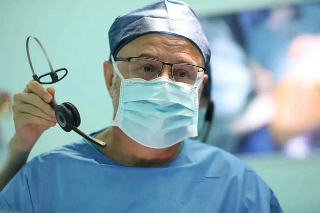Tibor Kovacs 教授出席上海乳房重建论坛，手术示教探寻指尖上的艺术