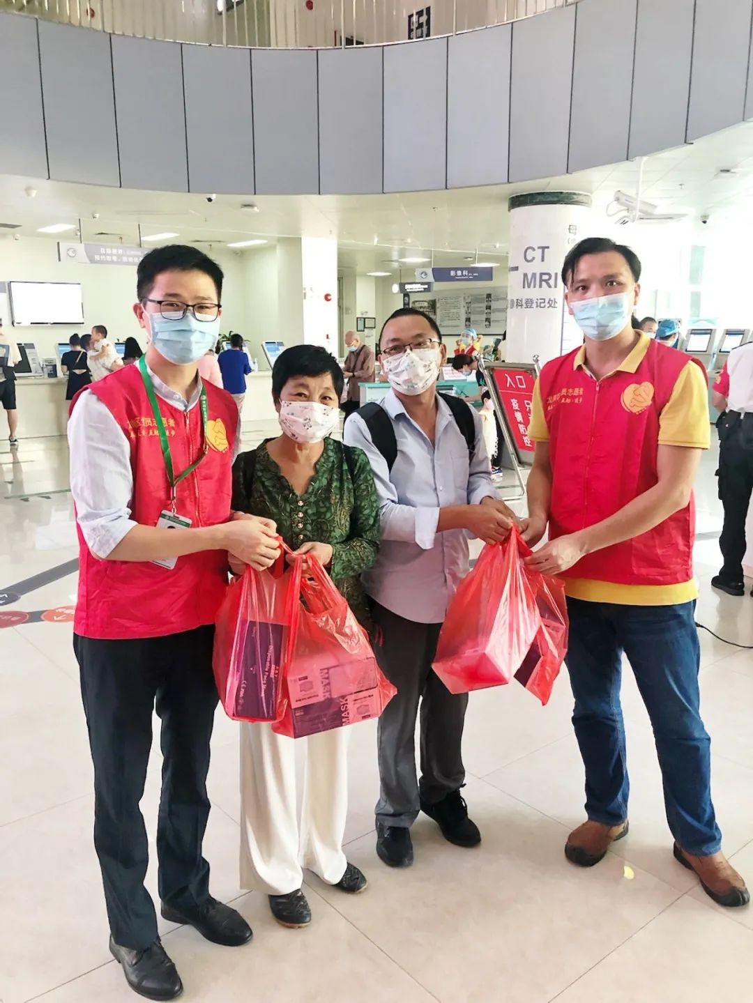 深圳市龙岗区人民医院：防疫之路，就要「罩」着尿毒症患者