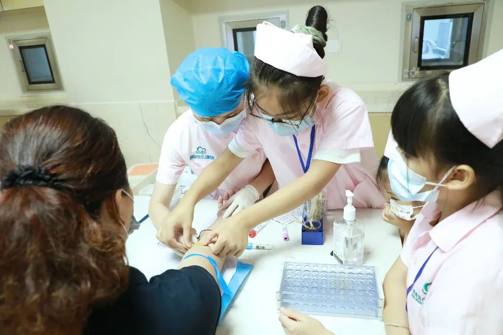 海南现代妇女儿童医院：60 名萌娃医护职业「初体验」，玩转职场实现梦想