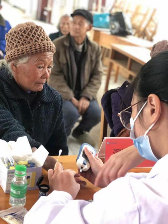 广西壮族自治区南溪山医院内分泌科专家走进乡村进行义诊