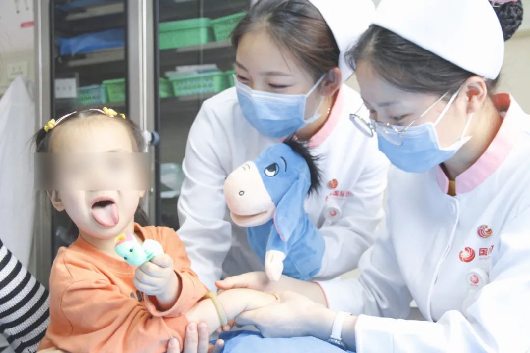 孩子怕医生怎么办？看西安高新医院医护人员如何花式带娃