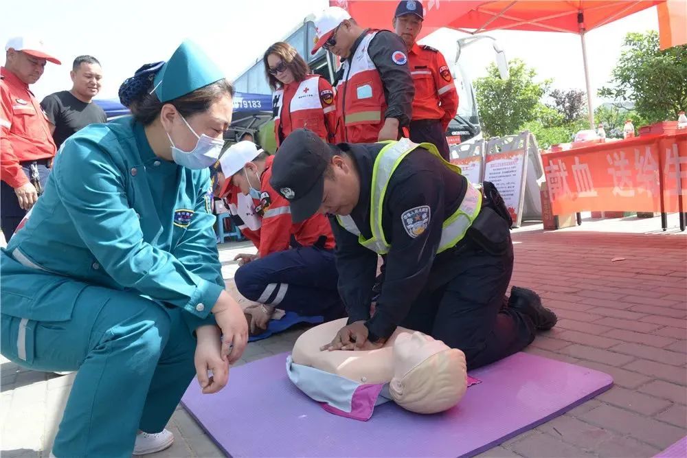 登封市人民医院急救站积极参加第 74 个红十字日活动