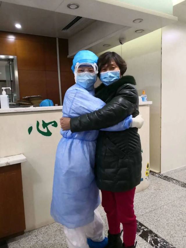 丽水市中心医院：前方传来好消息：又一批武汉患者健康出院啦！