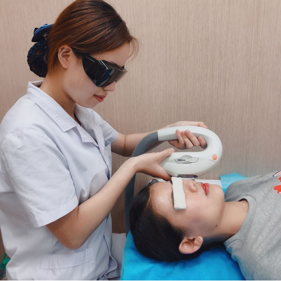 眼科女医生的高级美，藏在抽丝剥茧的诊断里