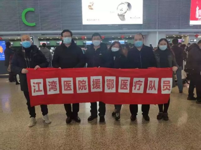 这是今天唯一一架从上海飞往武汉的飞机，上面是上海第二批援鄂医疗队