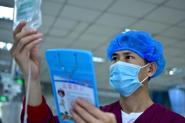 重庆市璧山区人民医院这位南丁格尔小哥哥，获评「重庆好护士」