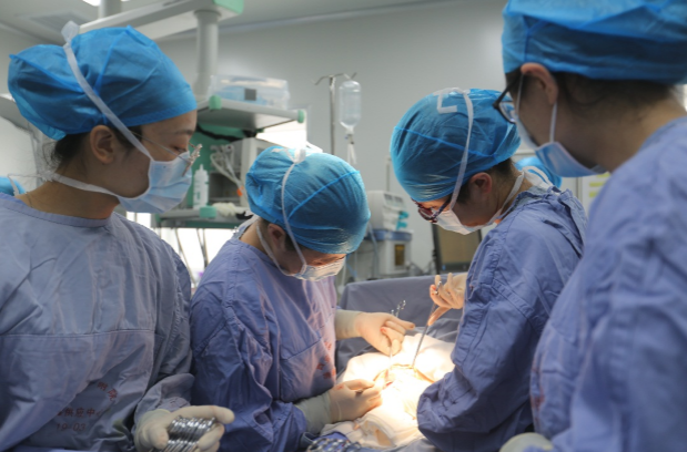 西安交通大学第一附属医院高危妊娠管理团队一天内接生「两胎五宝宝」