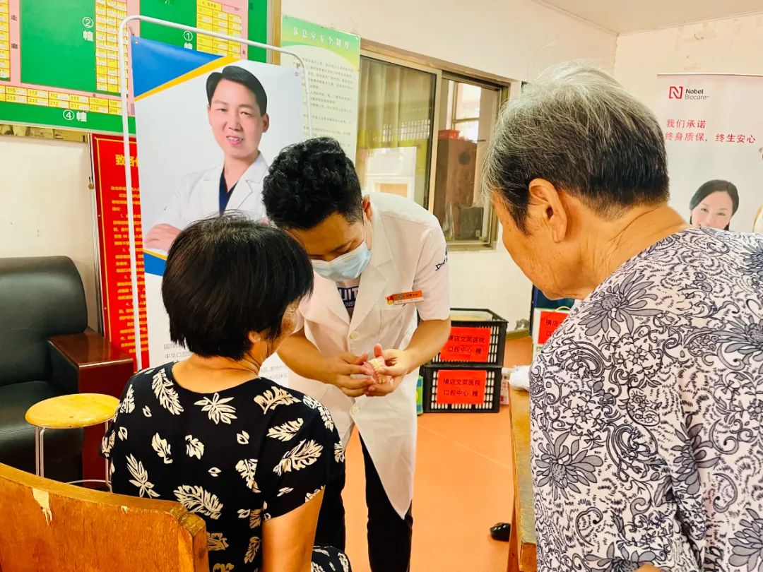 横店文荣医院：「医生，帮我也看看。」这儿的老人齐刷刷张开了嘴