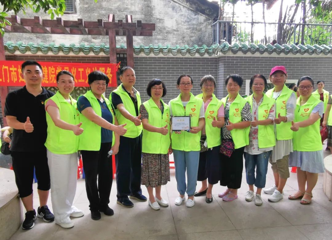 我为群众办实事,巾帼义工牵手送爱心