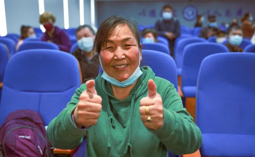 这一天，南京江北医院为 60 位听障人士「讲」了一堂健康课