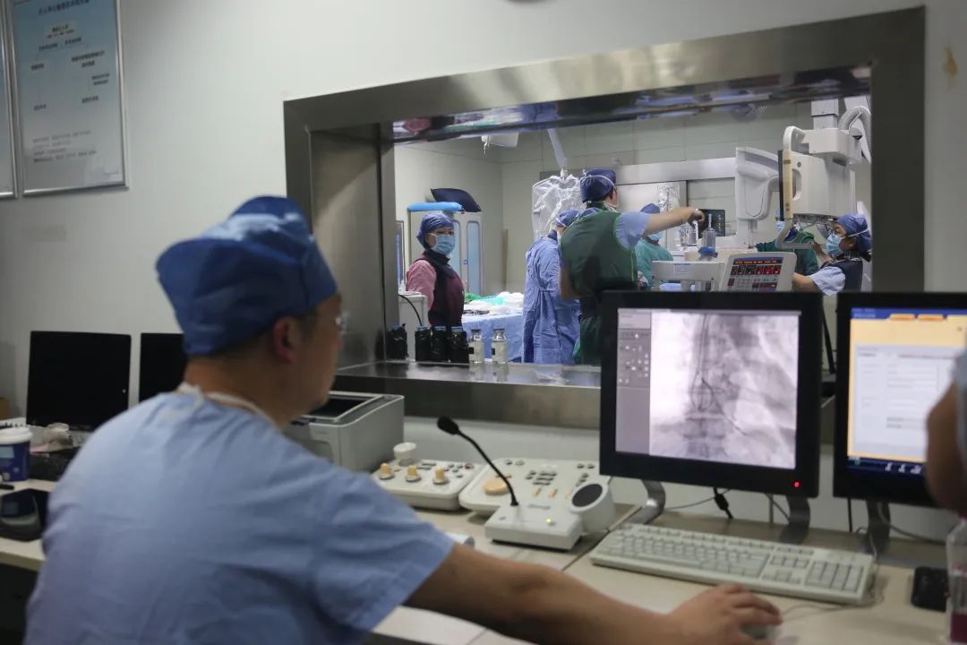 心脏主动脉瓣置换不开胸，绵阳市中心医院再次完成两例 TAVR 手术