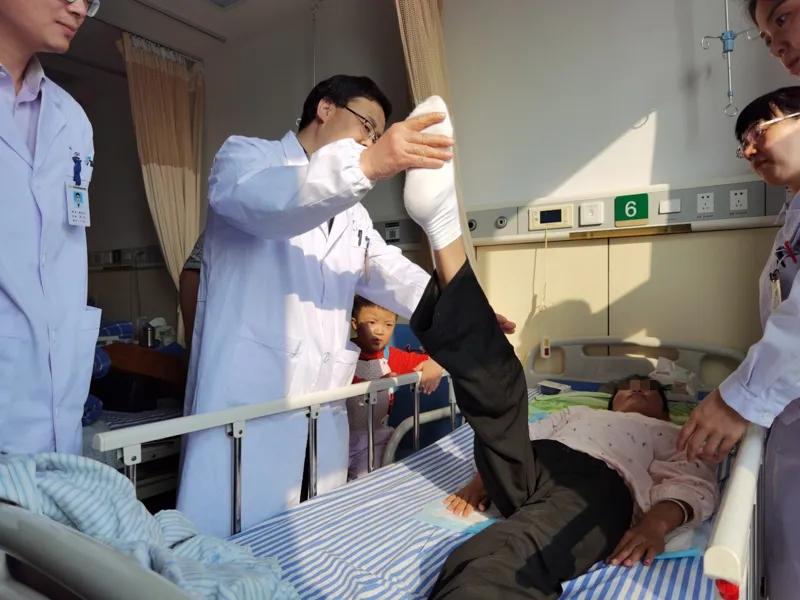 杭州市萧山区中医院为 10 位西藏驼背患者完成第一阶段脊柱矫形手术