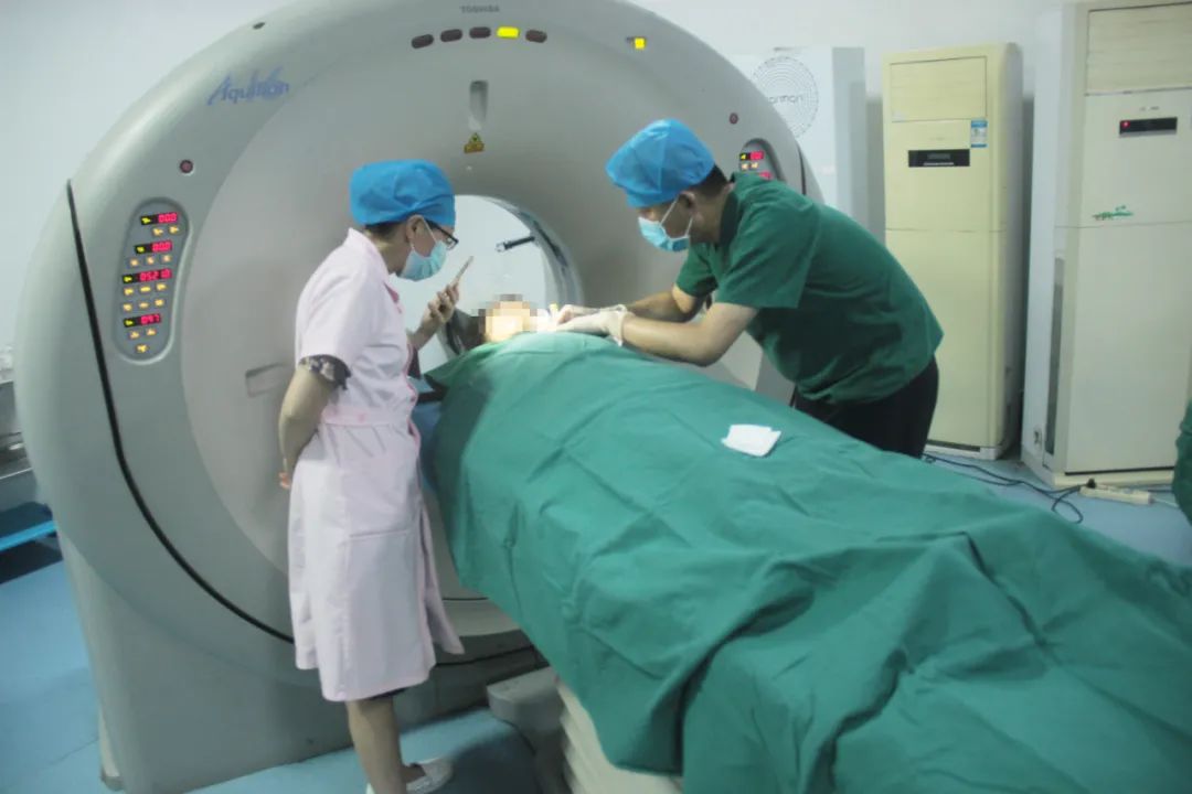 同济赤壁医院多学科共同协作顺利完成首例 CT 引导下 Hookwire 定位针植入术