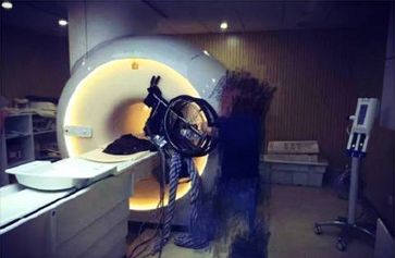 他抱着氧气瓶进了 MRI 室，10 分钟后抢救无效死亡