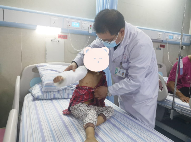 4 岁女童重度烫伤险致残疾，医生巧妙分离「鸭蹼」手臂