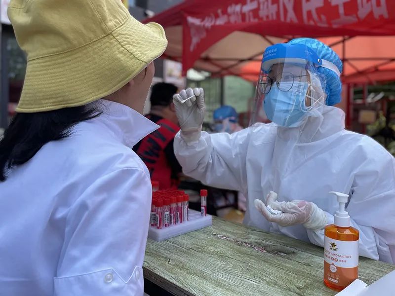 河南省直第三人民医院：奋战在核酸检测现场的 00 后