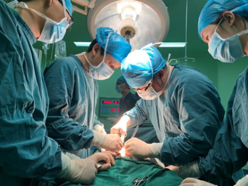 先天性遗传缺陷,小伙患罕见结石