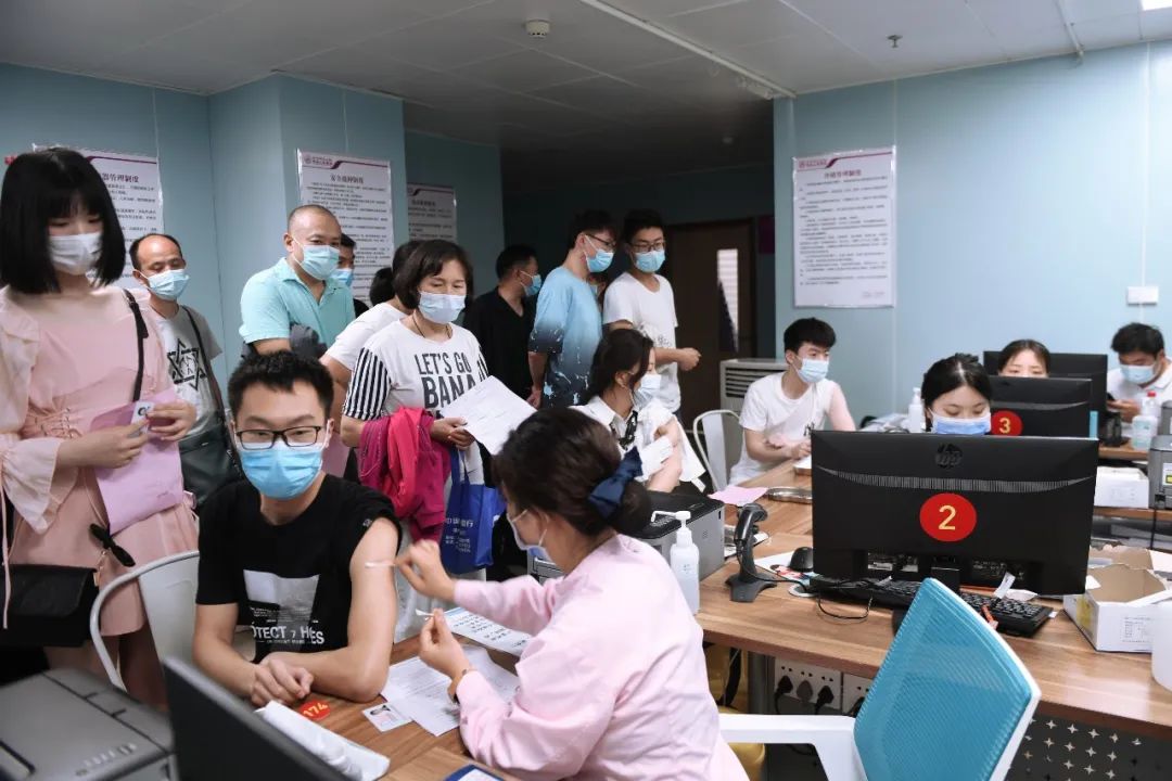 郑州人民医院接种新冠病毒疫苗超 15 万，你身上的「苗苗」是不是有这样的身影？