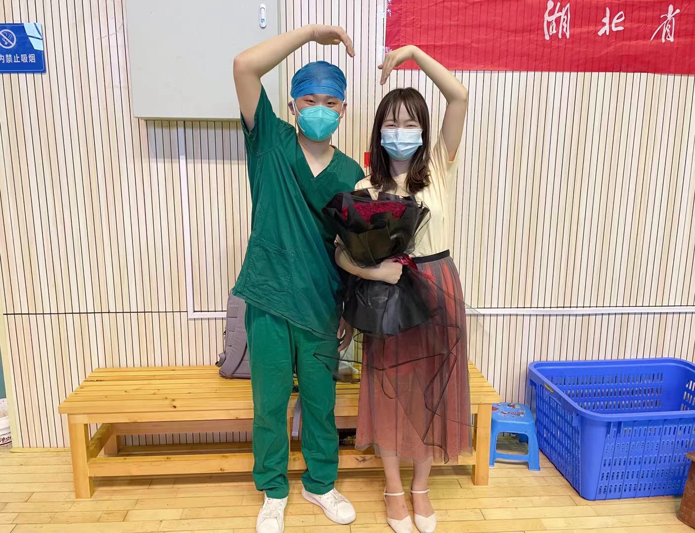 博士新生入学报到邂逅护士男友为自己采核酸