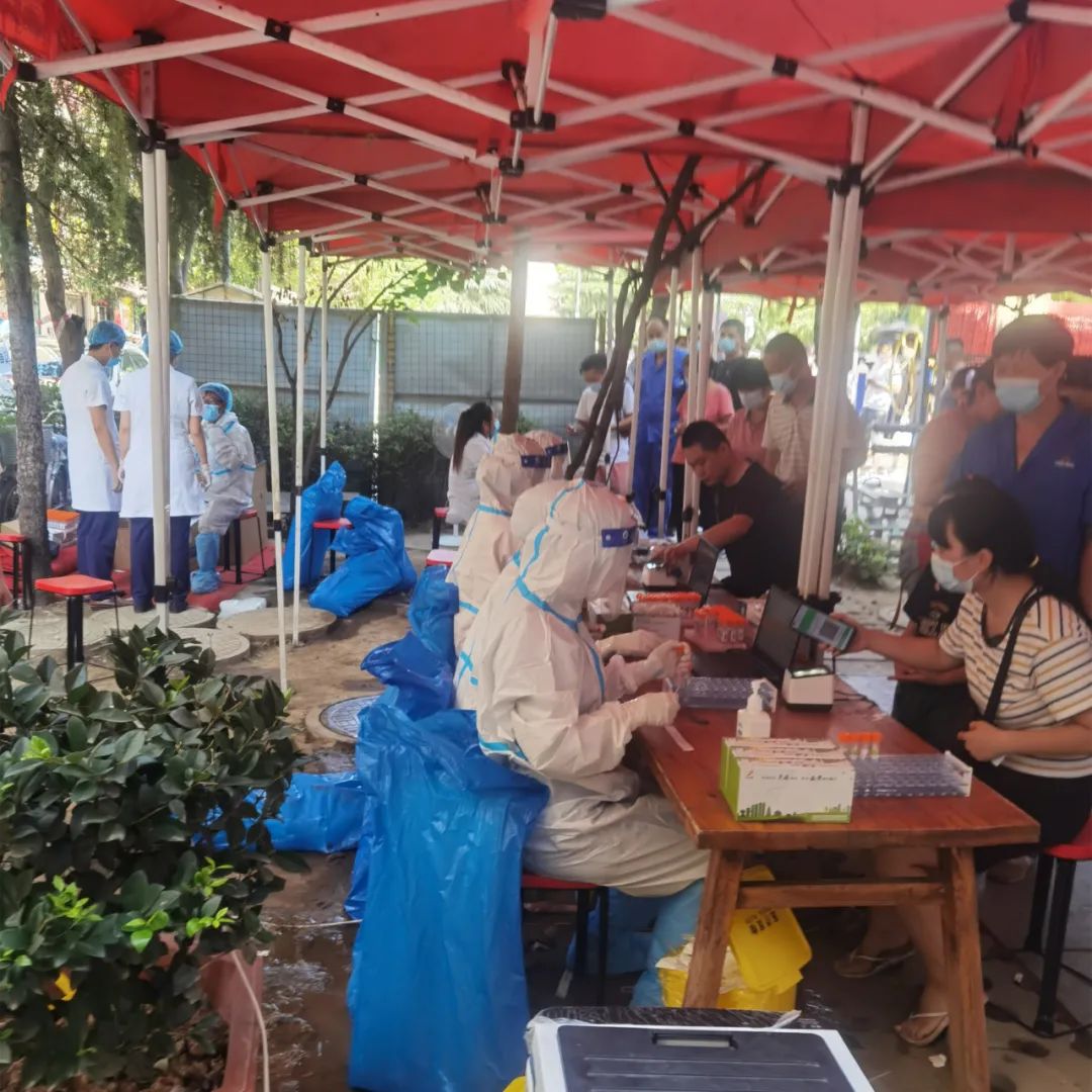 催泪，他们靠后背贴冰棒解暑 ！西安高新医院百人核酸采集队出发！