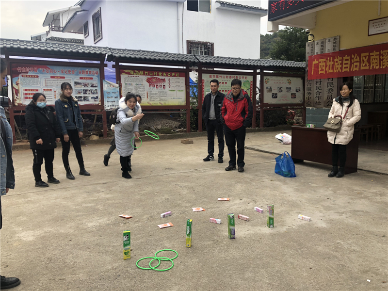 广西壮族自治区医疗志愿者服务队开展健康义诊活动