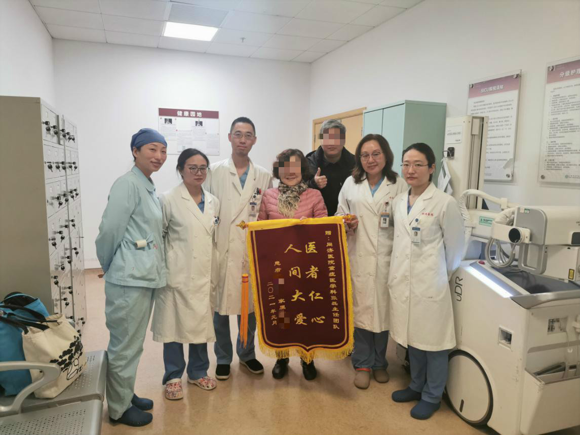 重症患者家属为上海市同济医院 ICU 团队赠送锦旗