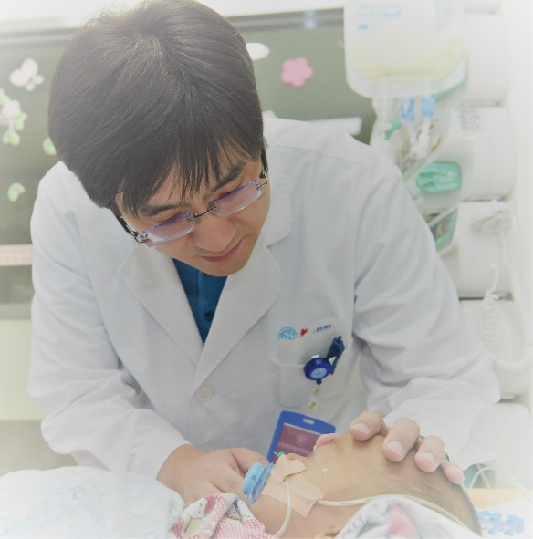 阔步新时代，开创新征程——新华医院成功为「镜面小黄人」实施小儿亲体肝移植手术