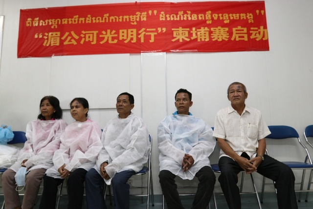 中国援助柬埔寨光明项目启动 半天完成了 20 台高难度手术