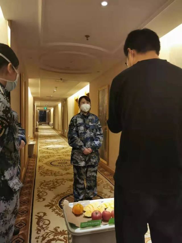 上海东方肝胆外科医院：抗疫前线|四名医疗女队员楼道里过集体生日，戴着口罩许下打赢归来的心愿