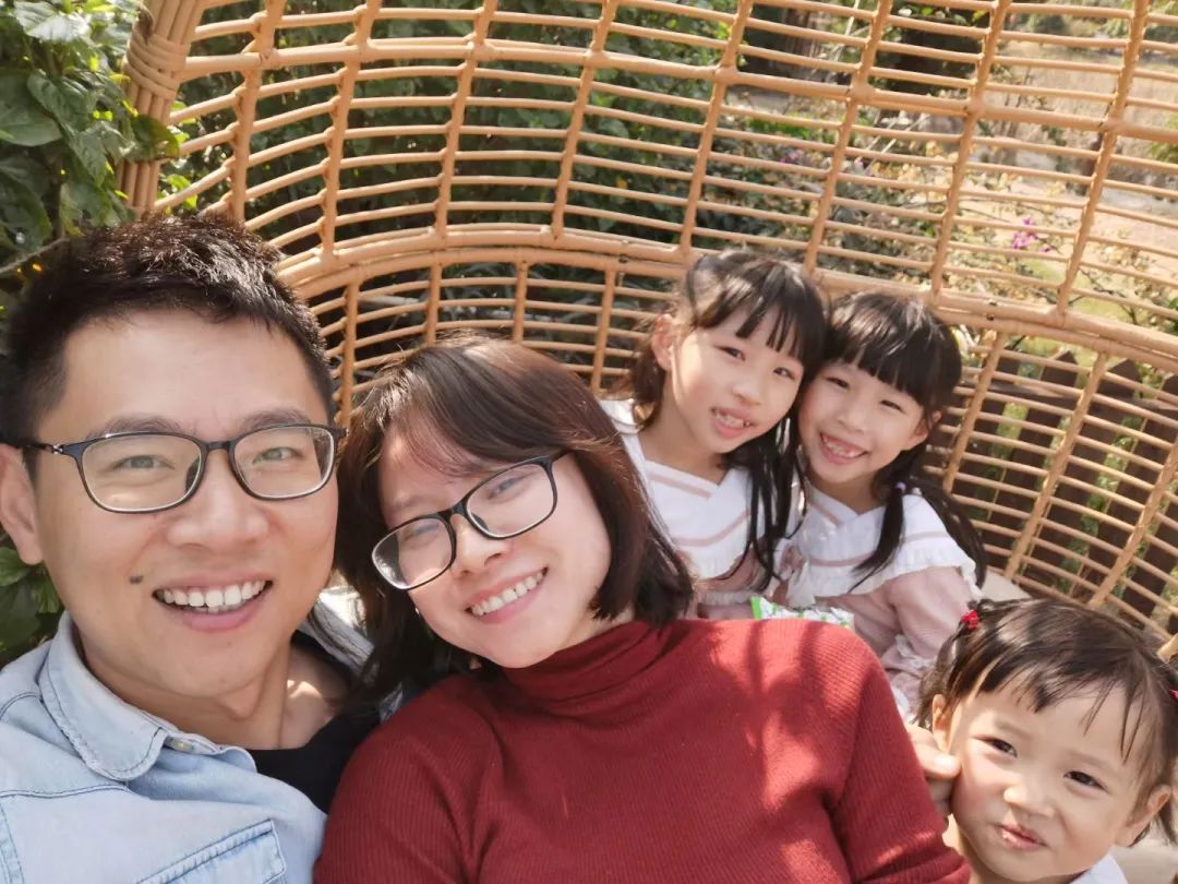 疫线夫妻：防护服是最美的情侣装