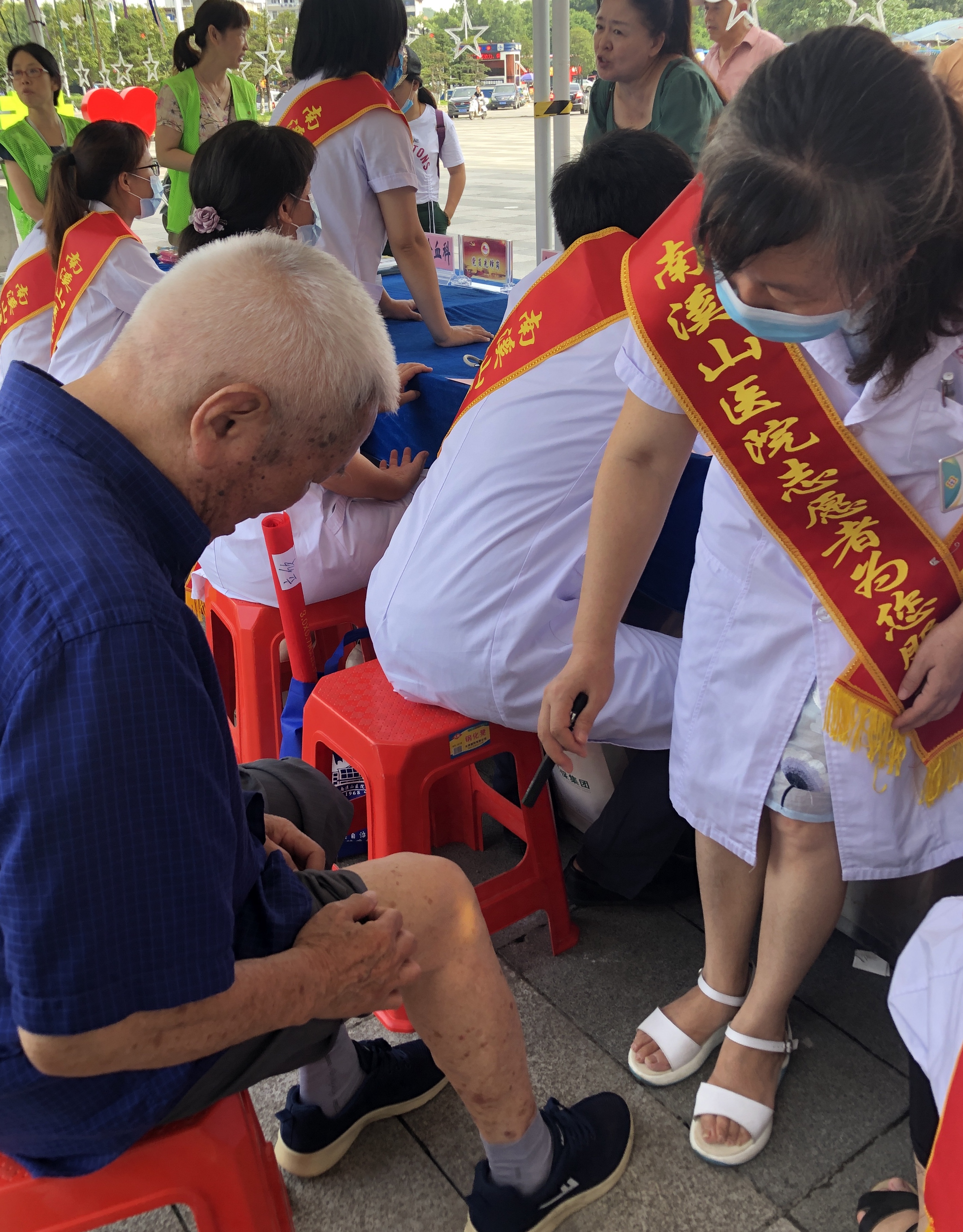 广西壮族自治区南溪山医院为庆祝「中国医师节」开展义诊惠民活动