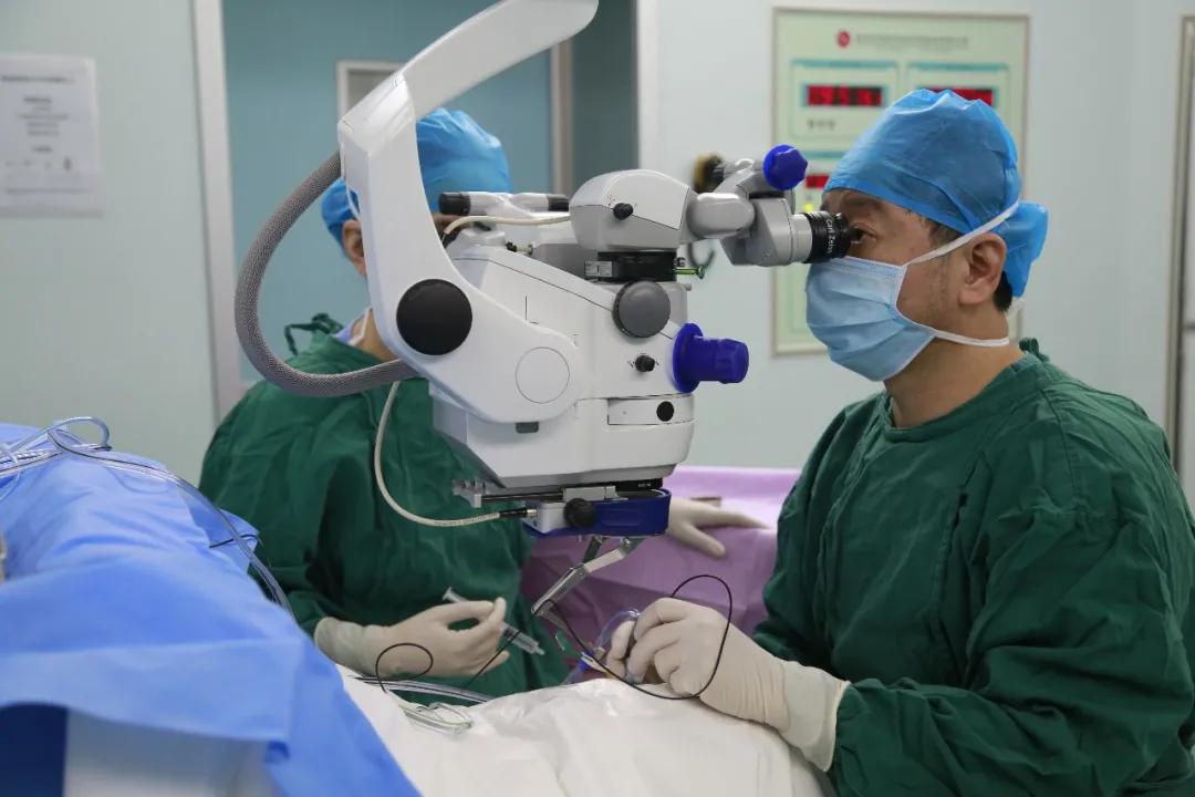 深圳市眼科医院院长张少冲顺利帮助视网膜 360 度完全脱离的患者寻回光明