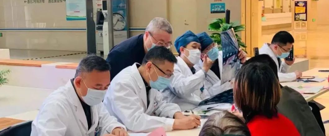 上海第二军医大学附属东方肝胆外科医院姜小清团队进行肝胆肿瘤义诊