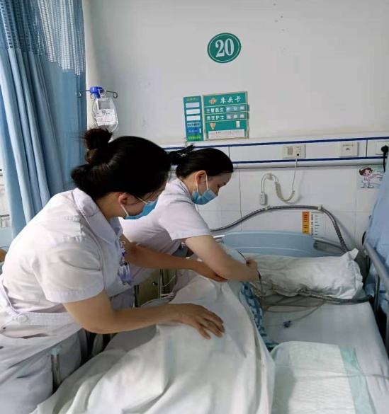 郴州市第一人民医院神外一区靳世辉医师获赠「光明天使、济世良医」锦旗