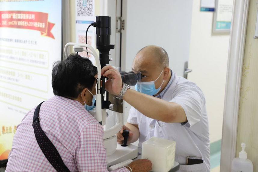 村干部和汉阳艾格眼科医院联手援助 74 岁贫困老人的视力健康