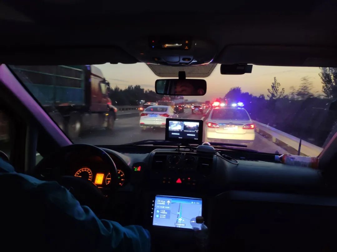 一天 239 个病人、警车紧急开道、深夜抢救…… 他们的假期太不一样