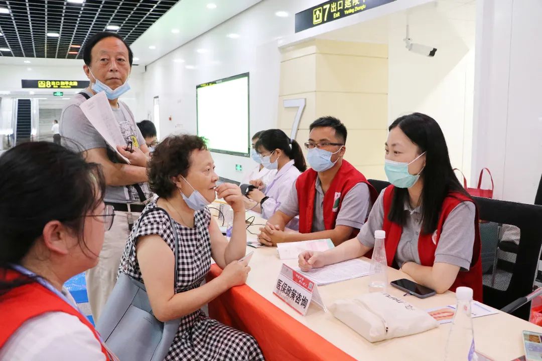 常州市第二人民医院「爱心零距离」志愿团队走进常州地铁文化宫站