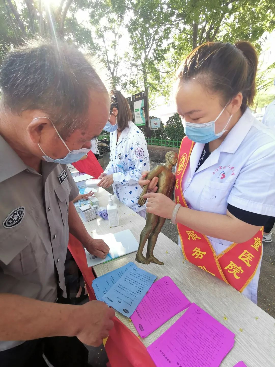 阜阳市妇女儿童医院开展「中医药在你身边」宣传义诊活动