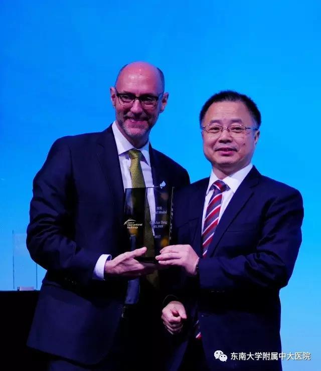 【重磅】中国第一人！滕皋军教授获美国介入放射学会金奖