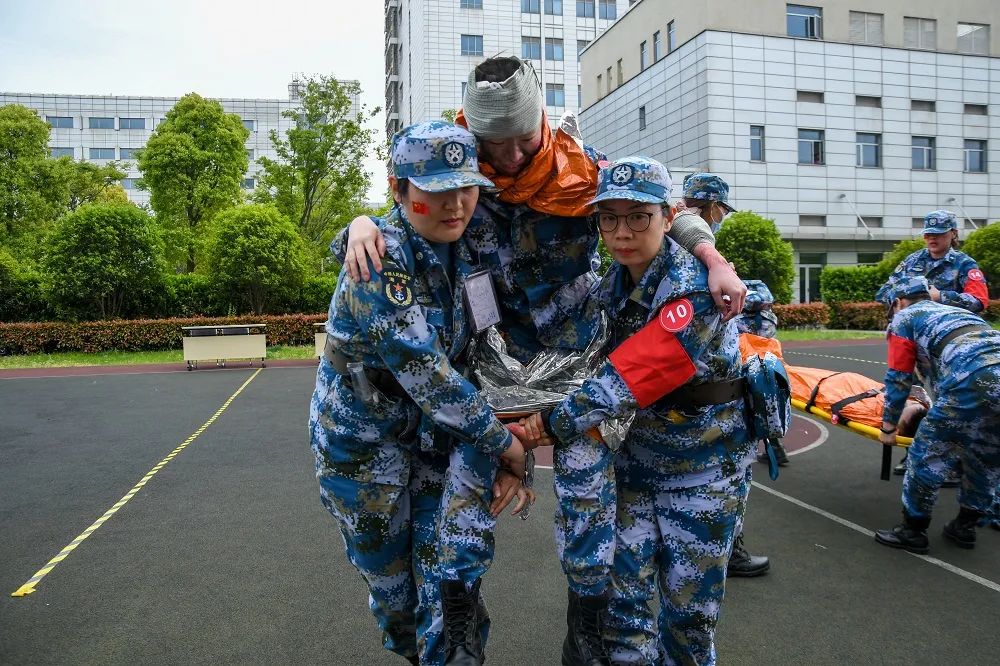 上海东方肝胆外科医院护理应急救援队开展海战伤救护技能演练比武活动