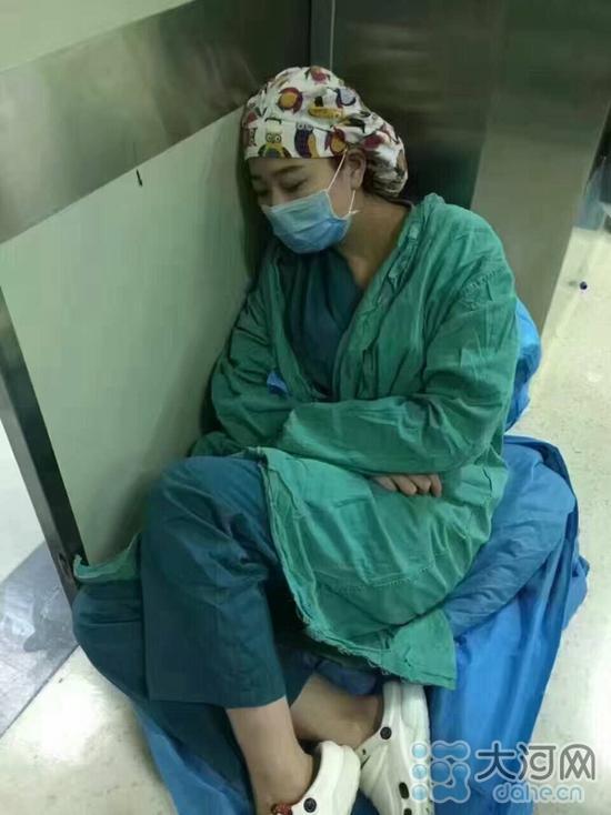 郑州医生连续工作 34 小时后靠墙角睡着 网友直呼心疼