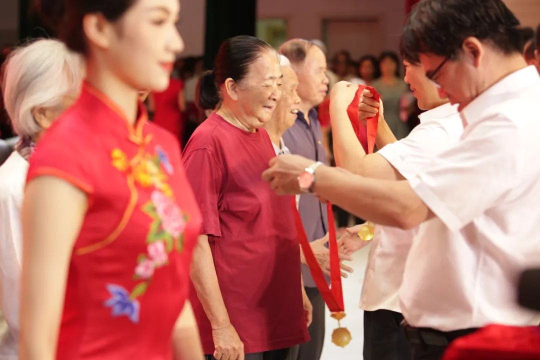 广西医科大学第一附属医院举办「七一」表彰大会暨庆祝中国共产党成立 100 周年文艺晚会